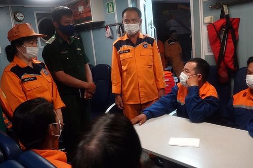 Kịp thời cứu 7 ngư dân Đà Nẵng bị chìm tàu trên biển