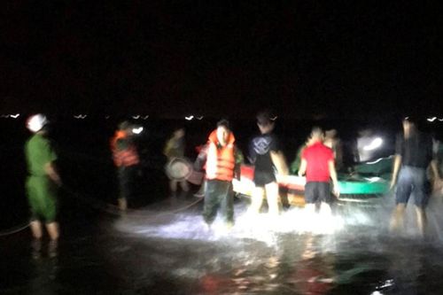 Kịp thời cứu sống nhiều ngư dân bị chìm thuyền trên biển