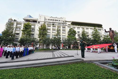 TPHCM tổ chức lễ chào cờ trước Tượng đài Chủ tịch Hồ Chí Minh