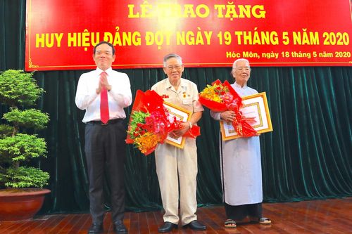 Phó Bí thư Thường trực Thành ủy TPHCM Trần Lưu Quang trao Huy hiệu Đảng cho đảng viên cao tuổi Đảng