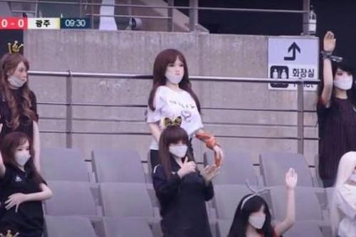Cựu vương K-League bị chỉ trích khi dùng búp bê 'người lớn' để lấp đầy khán đài trống