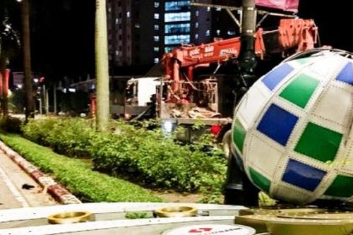 Giật mình với khả năng chịu lực của chân cột đèn trang trí sau giông tại Nghệ An