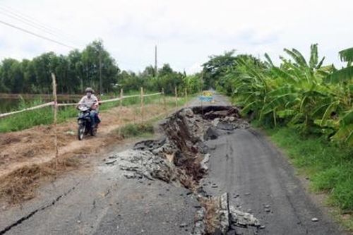 Kiên Giang: Tỉnh lộ 965 sụt lún nghiêm trọng, giao thông ách tắc