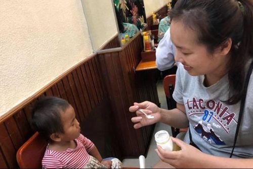 Hình ảnh mới của bé gái bị liệt 2 chân sau 3 năm được nhận nuôi