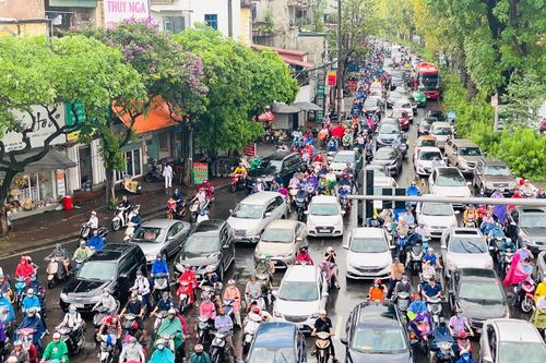 Hàng ngàn ô tô, xe máy 'chôn chân' trên đường Hà Nội ngày đầu tuần