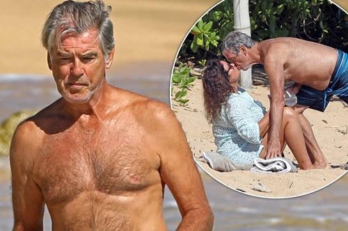 'Điệp viên' Pierce Brosnan phong độ U70, hôn vợ nồng nàn trên biển Hawaii