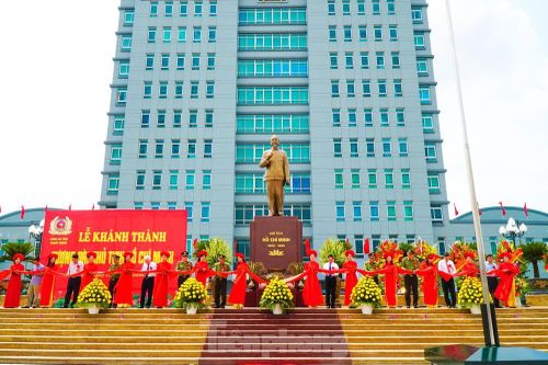Khánh thành tượng đài Chủ tịch Hồ Chí Minh tại trụ sở Công an tỉnh Nam Định