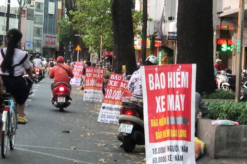 Rồng rắn mua bảo hiểm, dân kinh doanh dạo 'hốt bạc'