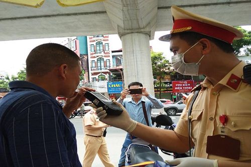 Tài xế xe bán tải uống rượu bia bị phạt 17 triệu đồng, tước bằng 17 tháng