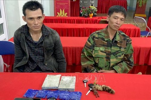 Bắt giữ hai đối tượng mua bán 2 bánh heroin và 1.000 viên hồng phiến