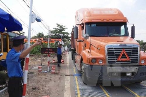 Phát hiện 9 xe tải hạng nặng chở quá tải, một lái xe dương tính với ma túy