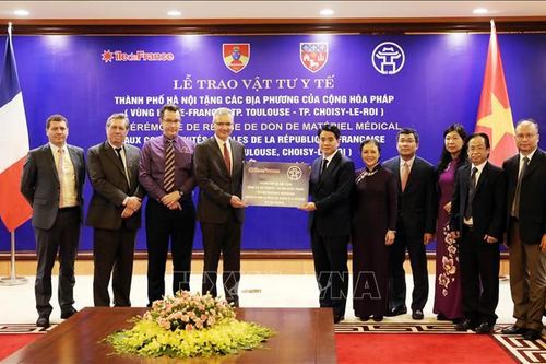 Trao tặng vật tư y tế phòng, chống dịch COVID-19 cho một số địa phương của Pháp