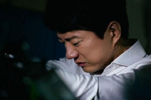 Được người cha giàu có tặng cuốn sổ rách, người con giận giữ ném đi, nhiều năm sau hối hận trong muộn màng