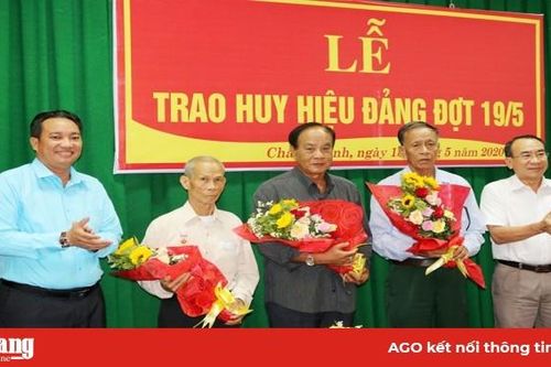 Huyện ủy Châu Thành trao huy hiệu Đảng đợt 19 – 5
