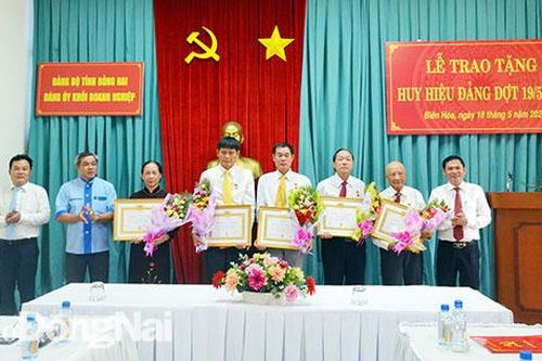 Trao tặng huy hiệu Đảng cho đảng viên