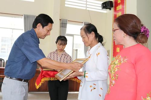 Trao tặng Huy hiệu Đảng