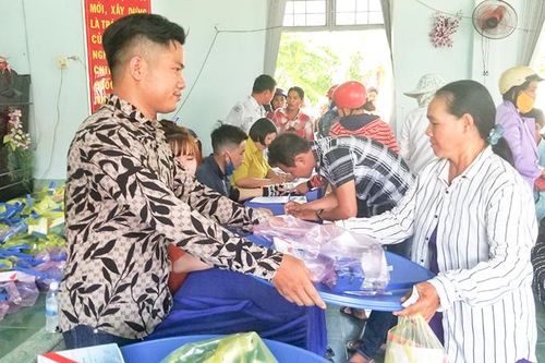 Truyền hình số vệ tinh đã về thôn xóm