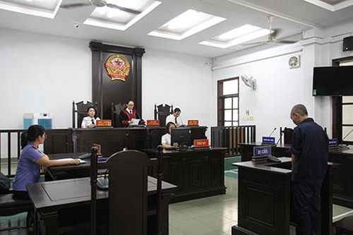 Đạo chích đeo khẩu trang hòng tránh camera