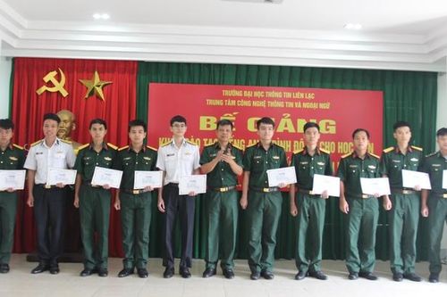 Trường Sĩ quan Thông tin tổ chức lễ bế giảng khóa đào tạo tiếng Anh trình độ B2 cho 40 học viên