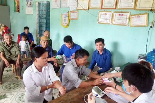 Tổ chức chương trình 'Thầy thuốc trẻ làm theo lời Bác' và trao giải Cuộc thi ảnh 'Theo gương Bác' tại Bảo Yên