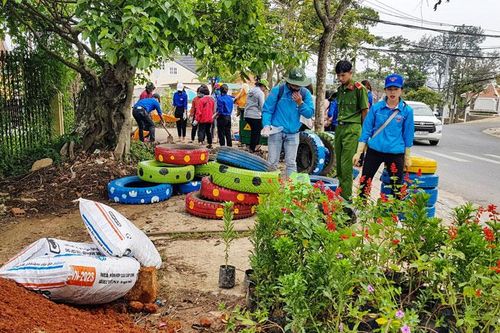Làm 'tiểu công viên hoa' chào mừng kỷ niệm 130 năm ngày sinh nhật Bác