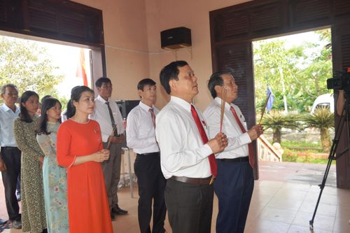 Đoàn ĐBQH tỉnh Quảng Trị dâng hương tại Đền thờ Bác Hồ ở xã Triệu Ái