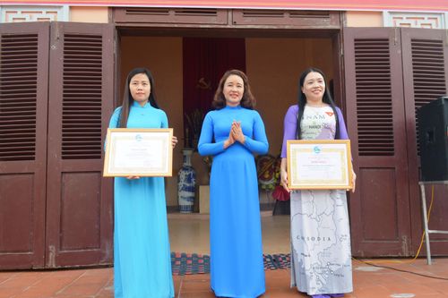 Trao bằng khen cho tập thể, cá nhân phụ nữ tiêu biểu trong phòng chống COVID-19