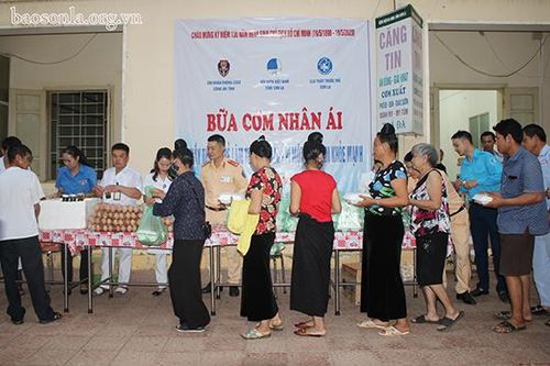 Chương trình 'Bữa cơm nhân ái' tại Bệnh viện Đa khoa tỉnh