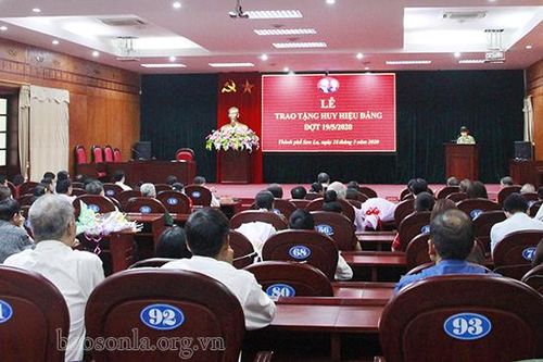 Lễ trao tặng Huy hiệu Đảng đợt 19/5