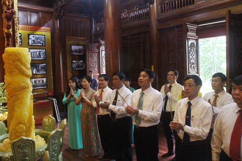 Dâng hương tưởng niệm Chủ tịch Hồ Chí Minh