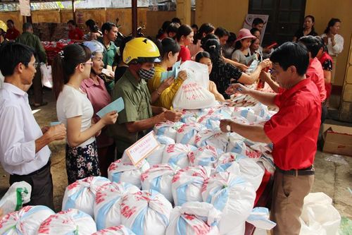 Trao quà hỗ trợ phòng, chống dịch COVID-19