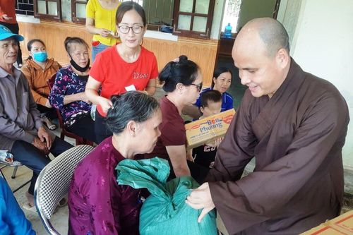 Nghệ An : Tặng quà người khiếm thị, khám chữa bệnh miễn phí