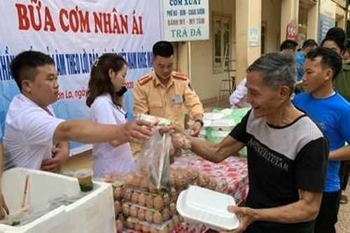 Chương trình 'Bữa cơm nhân ái' tại Bệnh viện Đa khoa tỉnh