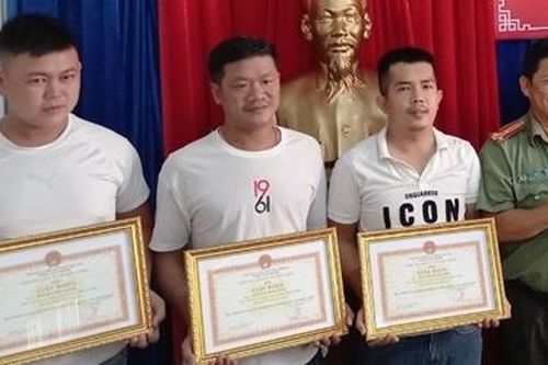 Khen thưởng nhóm 'Hiệp sỹ' dũng cảm bắt tội phạm