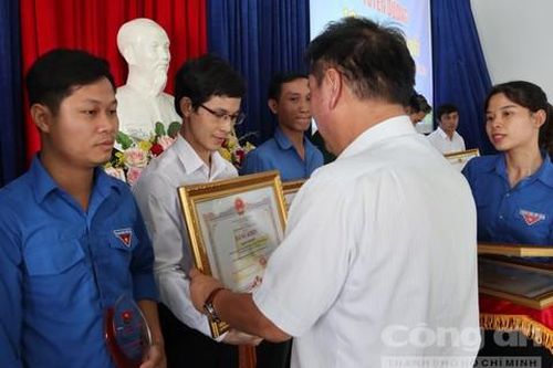Văn Toàn, Tuấn Anh là 'Công dân trẻ tiêu biểu Gia Lai'