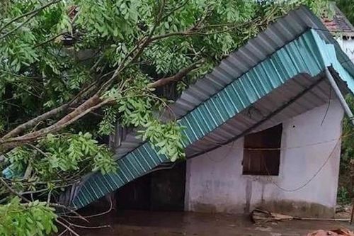 Dông lốc cuốn bay nhiều nhà cửa, hoa màu ở Nghệ An, Thái Nguyên