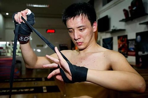 'Vua bại não' quyền anh Trung Quốc muốn tái đấu, hiến thận cứu cha