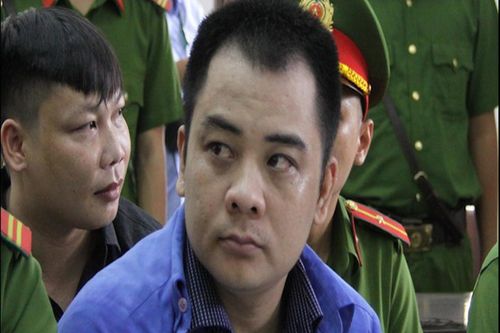 Hình ảnh nhóm giang hồ Giang '36' vây xe chở công an tại tòa sơ thẩm