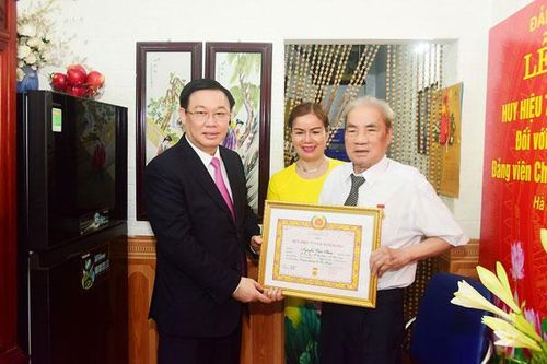 Bí thư Thành ủy Vương Đình Huệ trao Huy hiệu 75 năm tuổi Đảng cho đồng chí Nguyễn Văn Thân