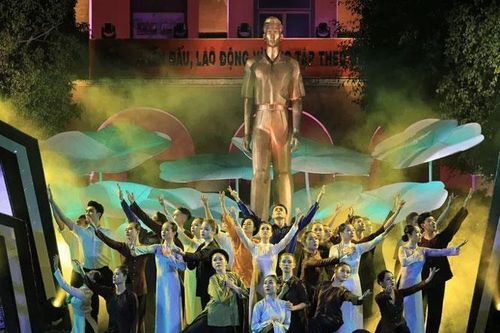 Cầu truyền hình đặc biệt 'Hồ Chí Minh - Sáng ngời ý chí Việt Nam'