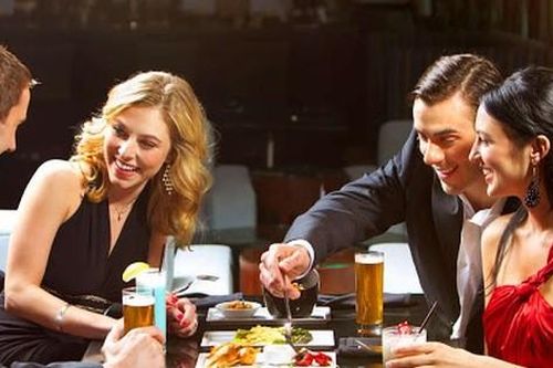 Những sai lầm khiến bạn trở nên 'quê kiểng' hết mức khi đi ăn nhà hàng