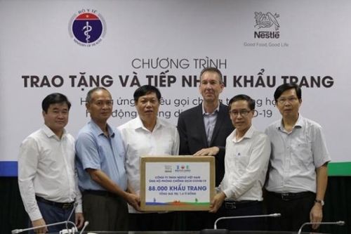 Bộ Y tế tiếp nhận 88.000 khẩu trang để phòng chống COVID-19