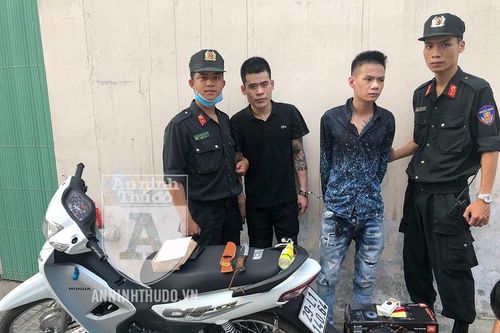Giấu dao găm và ma túy, 2 đối tượng khựng xe giữa đường khi thấy chốt 141