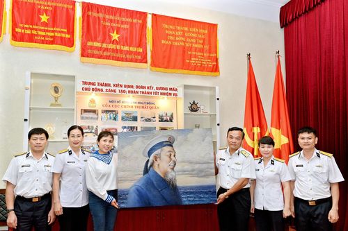 Họa sỹ Nguyễn Thu Thủy tặng tranh Bác Hồ tại Bộ Tư lệnh Quân chủng Hải quân