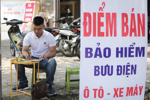Đổ xô mua bảo hiểm xe máy, nhiều nơi không đủ để bán