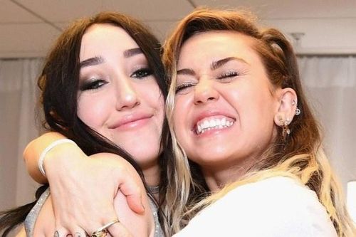 Noah Cyrus khóc vì không thể thoát khỏi bóng chị gái
