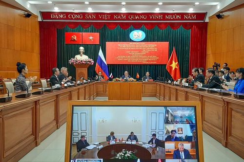 Họa sĩ Nga vẽ tranh mừng sinh nhật Chủ tịch Hồ Chí Minh