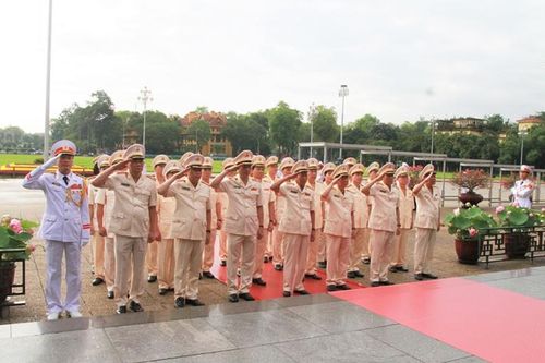 Đoàn đại biểu Đảng ủy Công an Trung ương, Bộ Công an vào Lăng viếng Chủ tịch Hồ Chí Minh