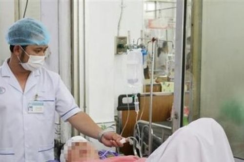 TP.HCM: Va chạm xe khách với xe trộn bê tông, 9 người nhập viện