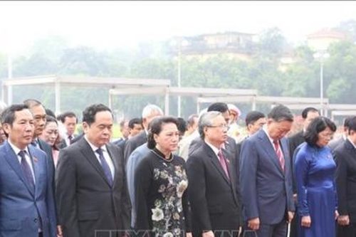 Lãnh đạo Đảng, Nhà nước và các đại biểu Quốc hội vào Lăng viếng Bác